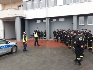 Policjanci podczas szkolenia druhów OPS w Opatowie